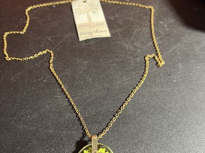Petal Lane Daisy Chain Real Flower Jewelry Necklace Gold Tone Chain Pendant New