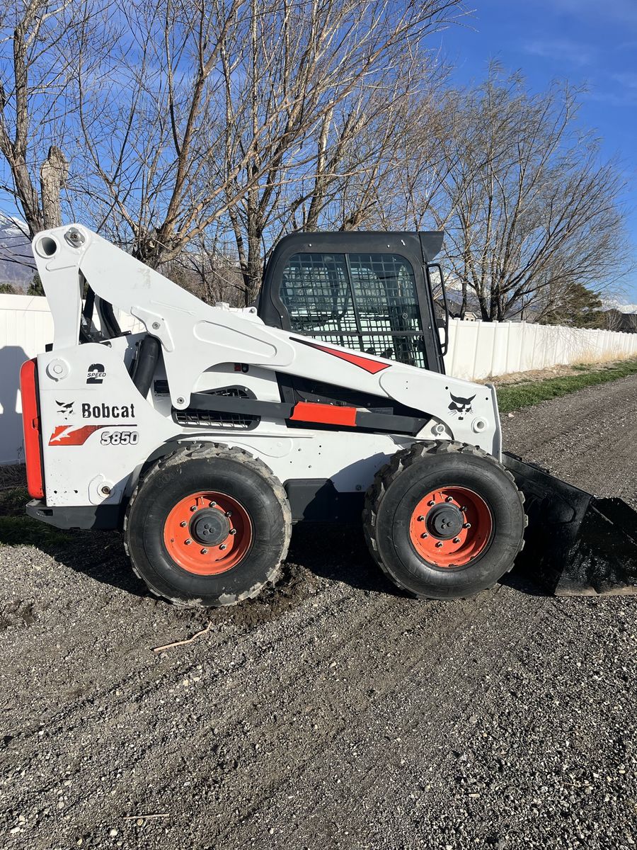 S-850 skid steer