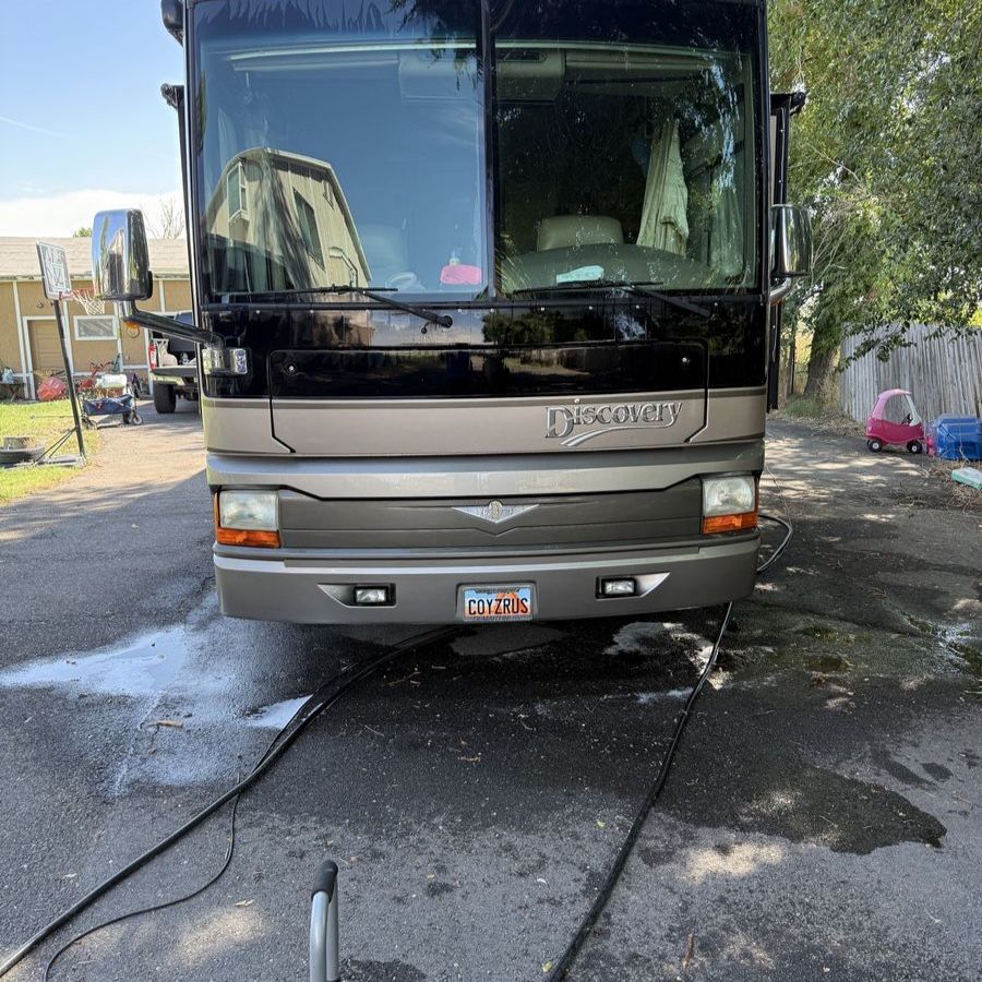 Fleetwood Discovery 330HP Motorhome - Class A Diesel Pusher RV