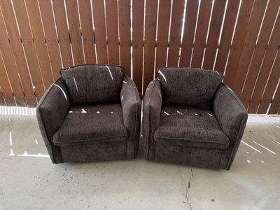 Set of brown chairs
