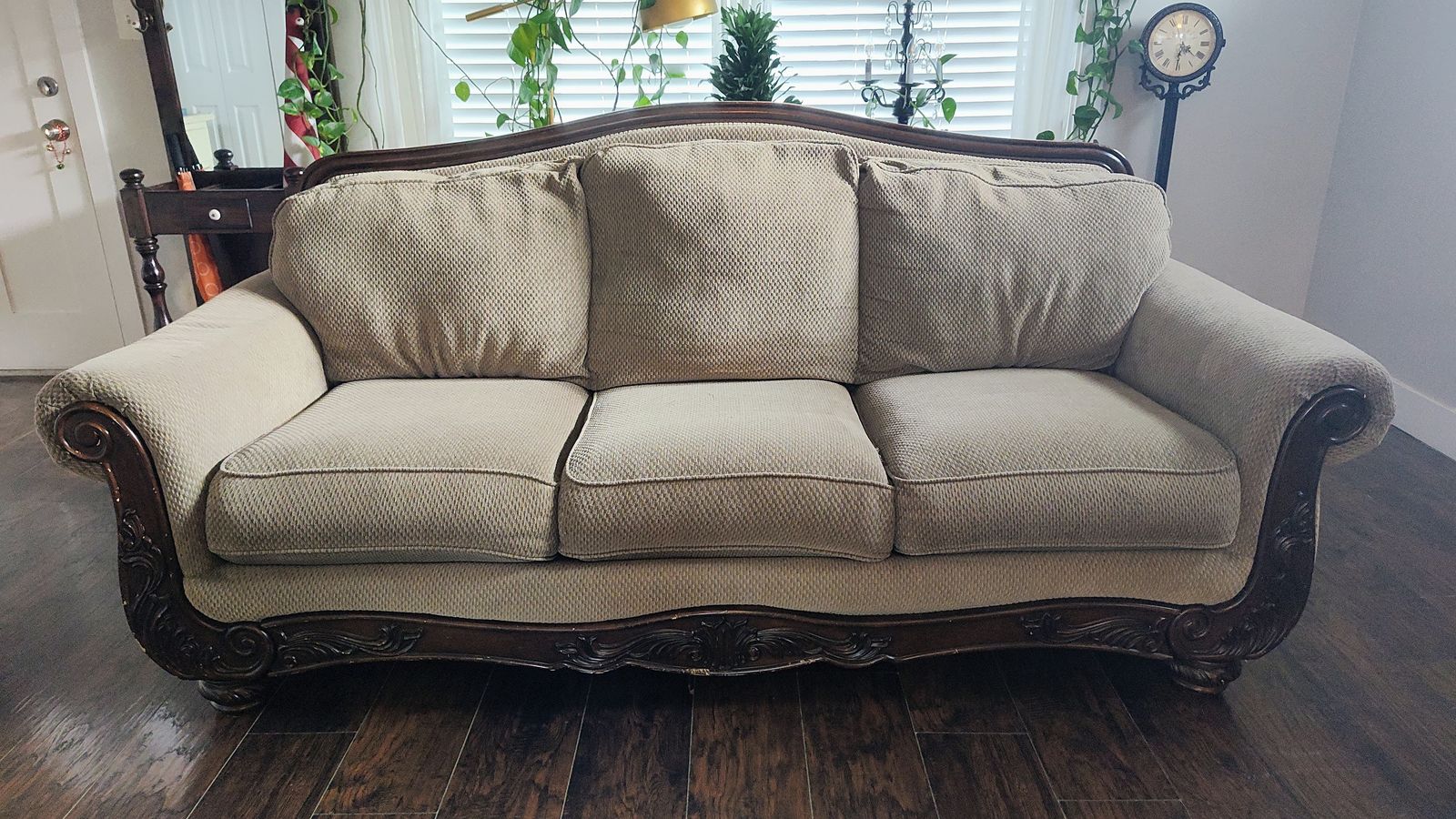 Traditional Beige Textured Fabric Sofa 
