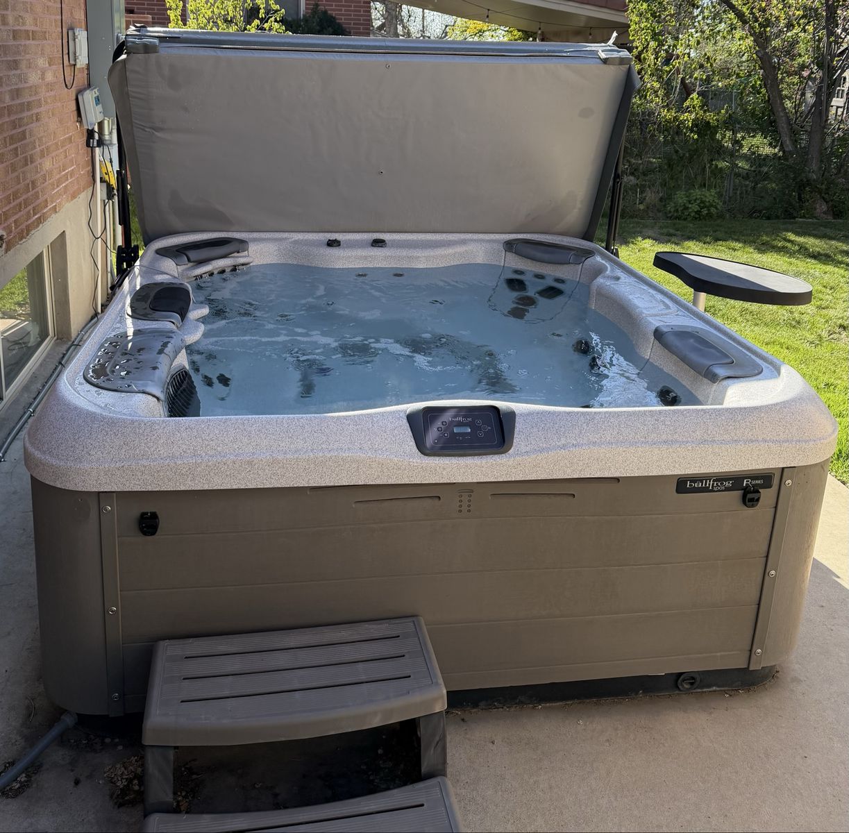 Bullfrog R7L Hot Tub 8’ x 8’