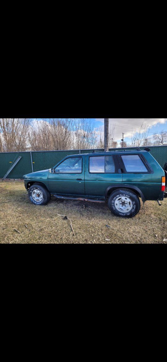 2  1995 NISSAN PATH FINDERS.. green one for parts; blue one runs