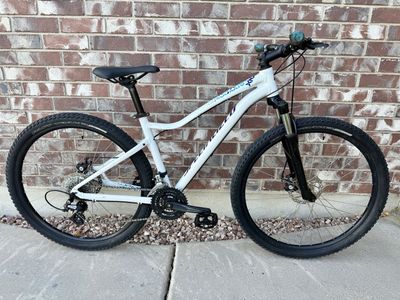 2016 Small Specialized Jynx 27.5 Mountain Bike