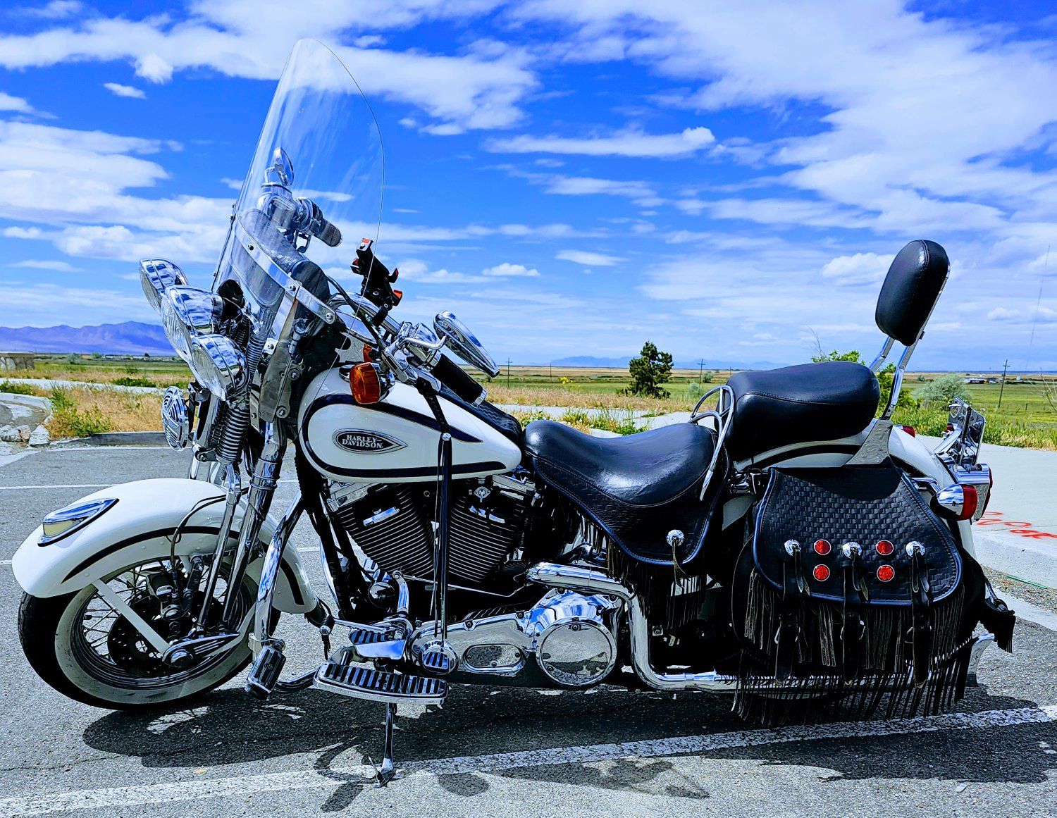 Harley-Davidson Heritage, Springer, Softtail 1997 Cruiser Motorcycle - White/Blue, Windshield, Saddlebags