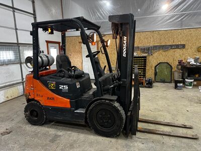 2017 Doosan 25 Forklift Propane Fueled
