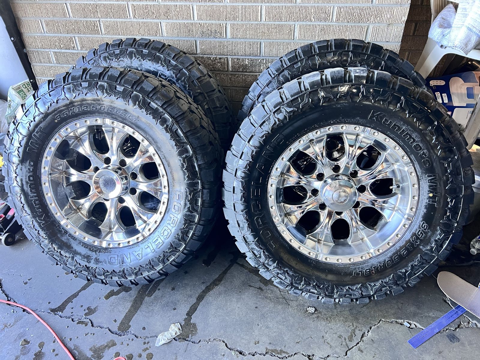 18x9 Helo Wheels 8x6.5 Ram Duramax F250 on 35s