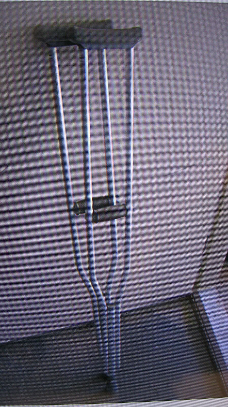 ADJUSTABLE ALUMINUM CRUTCHES