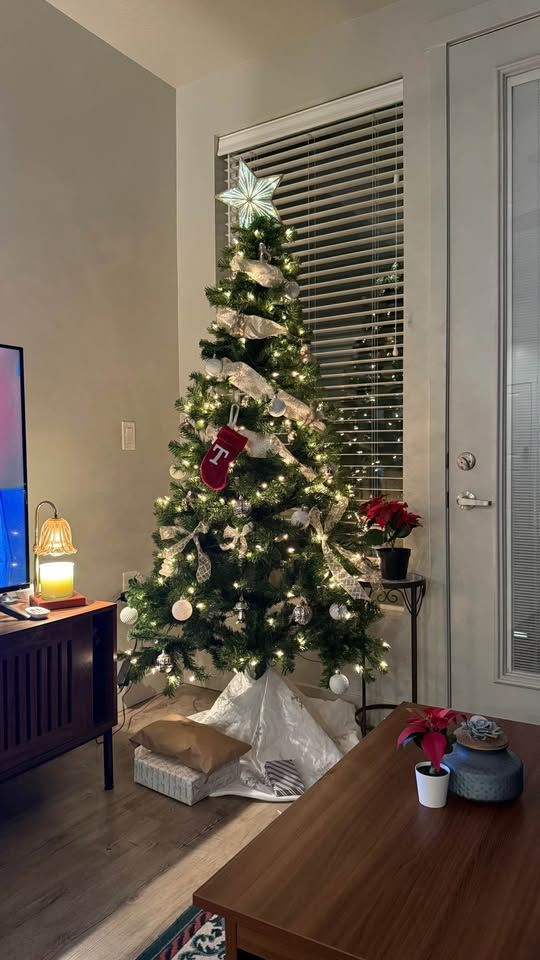 Faux 6ft Christmas Tree w/ Accessories!