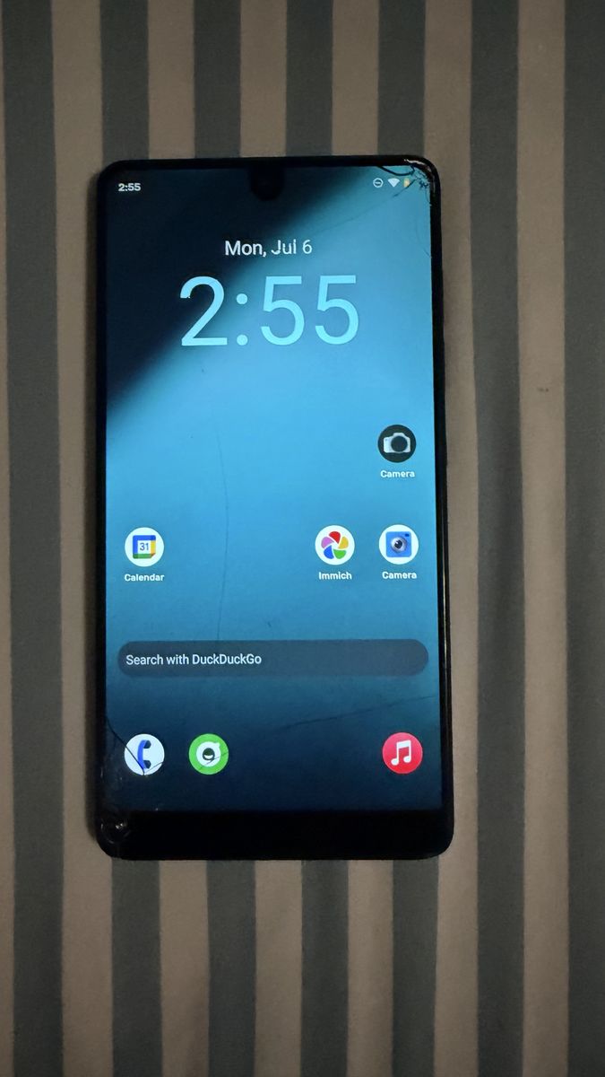 Essential Phone PH-1 Black Smartphone - Used, Cracked Screen LinageOS