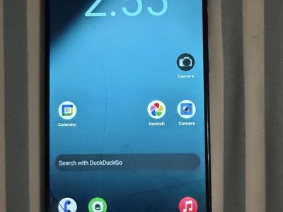 Essential Phone PH-1 Black Smartphone - Used, Cracked Screen LinageOS