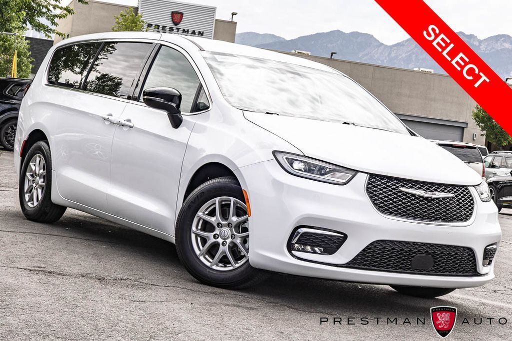 2025 Chrysler Pacifica Select