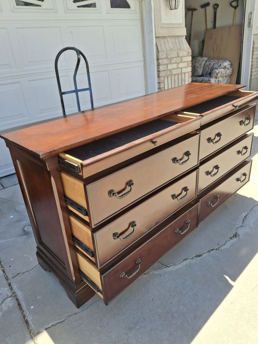 all wood 8 drawers dresser/rey