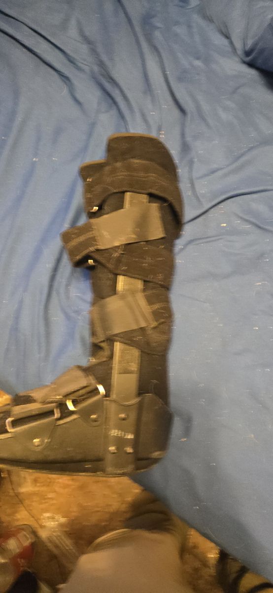 Medical walking boot