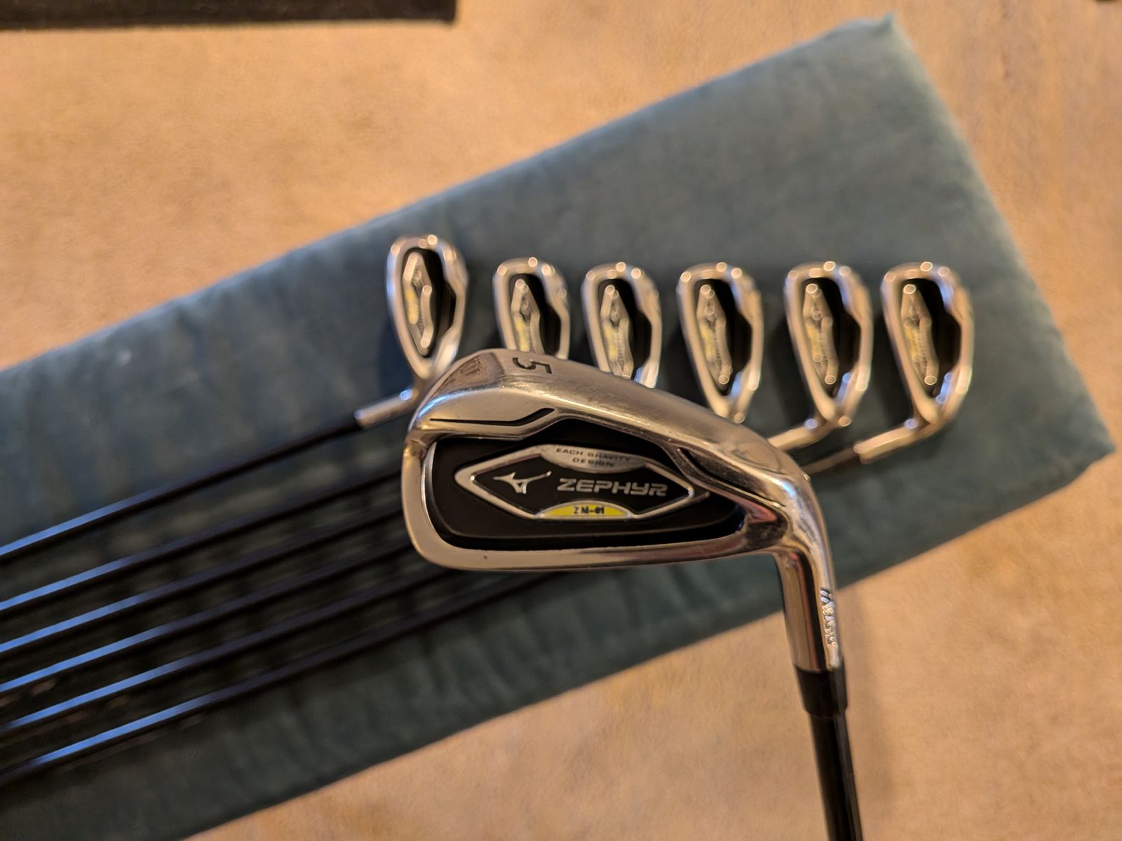 Mizuno Zephyr ZM-01 Irons 5-PW, SW, Graphite Shafts