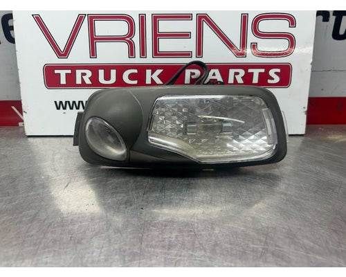 Used Kenworth Dome Light, Part # 1-INJ-397-000 / 1-INJ-402-000