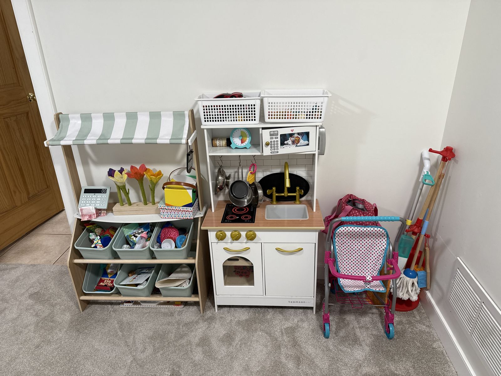 FREE - Kids play market, kitchen and easel