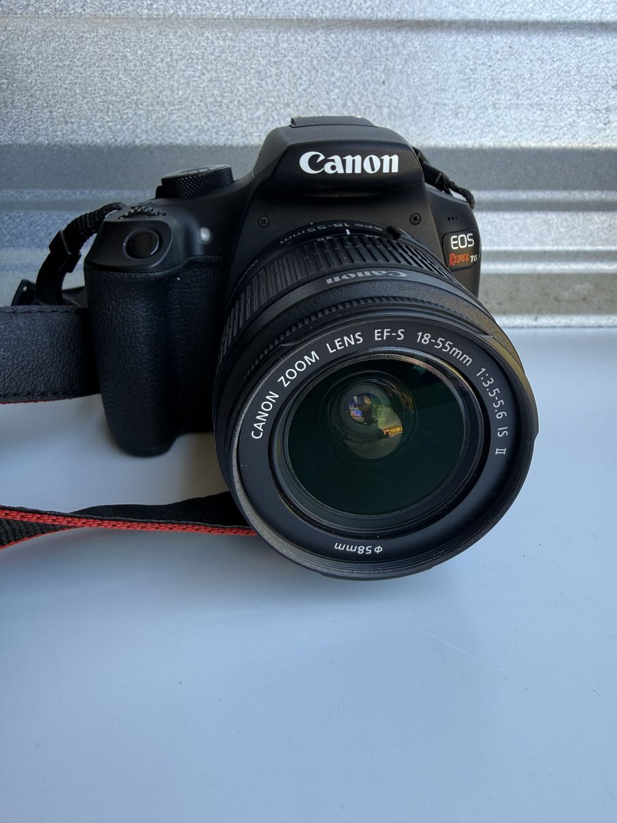 Canon EOS Rebel T6 1300D with additional 75-300mm lens
