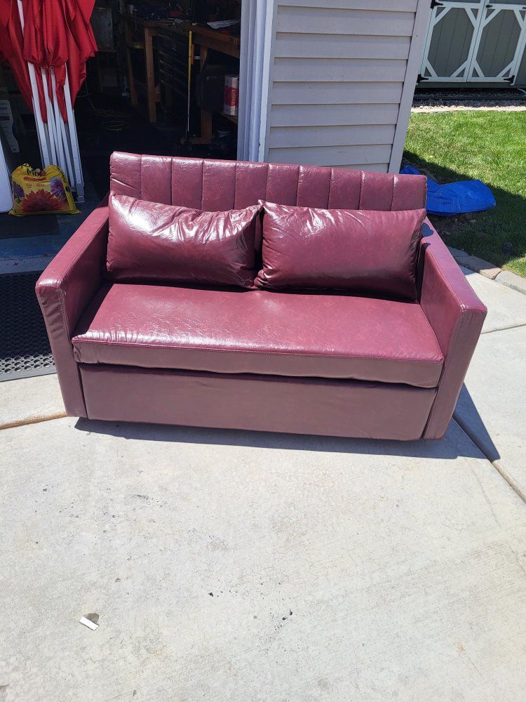 Vinyl LoveSeat w/PullOut Bed 
Maroon