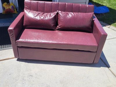 Vinyl LoveSeat w/PullOut Bed
Maroon