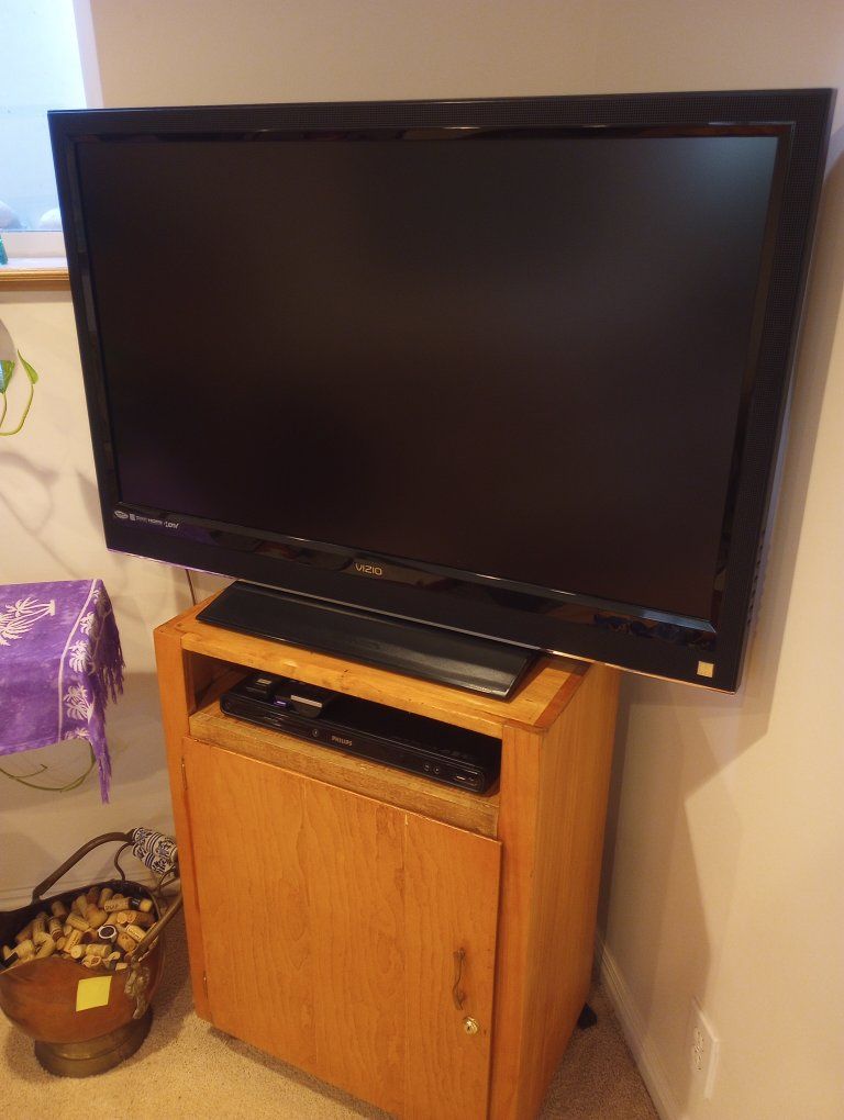 Vizio 42-inch HDTV + Roku + DVD Player