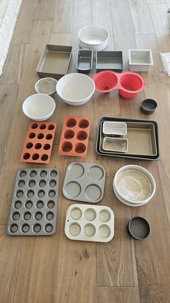 Assorted Bakeware Lot: Cake Pans, Muffin Tins, Silicone Molds, Baking Sheets - Mixed Sizes & Materials