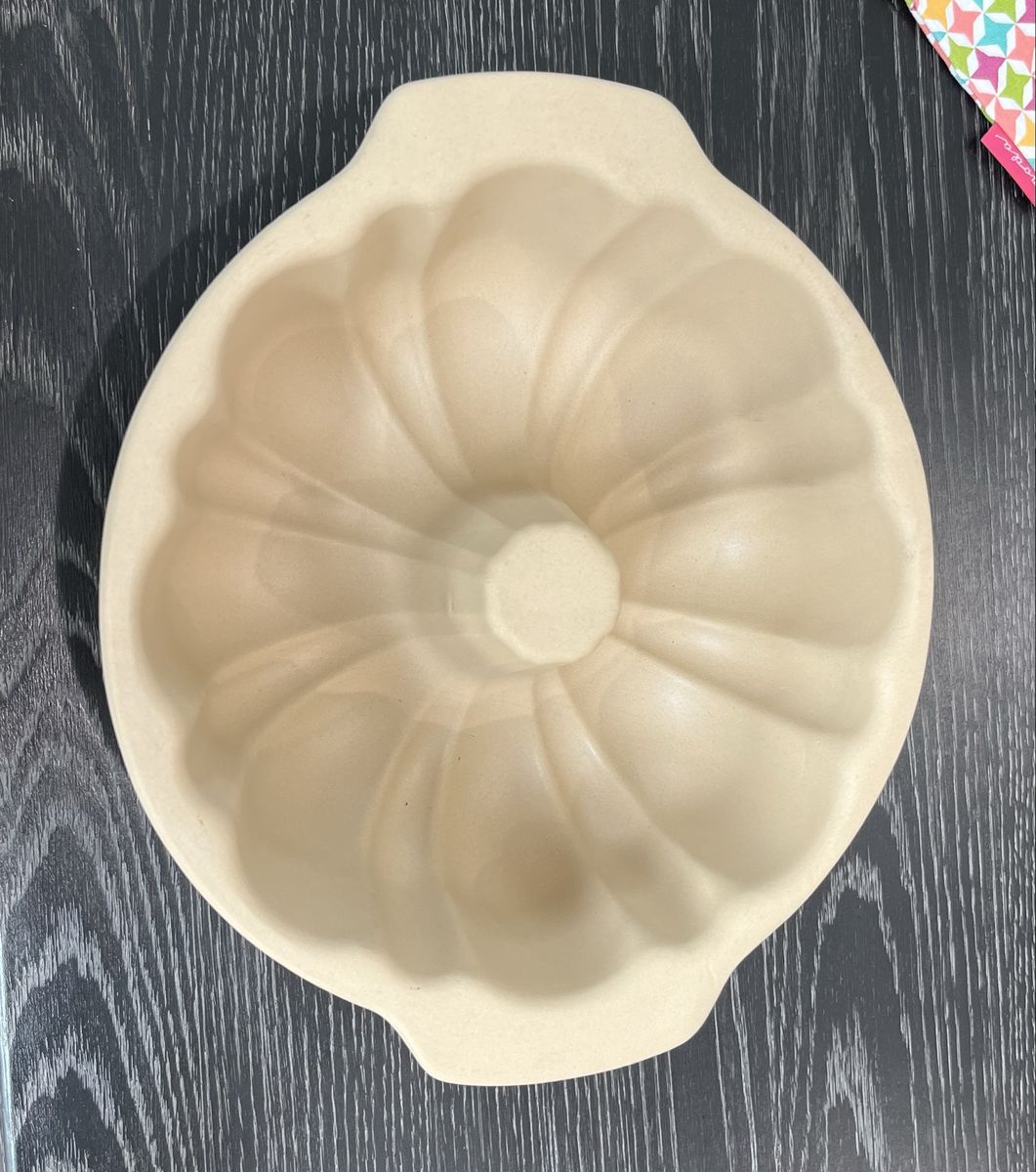 Pampered Chef Stoneware Fluted Bundt Pan - Beige Baking Mold