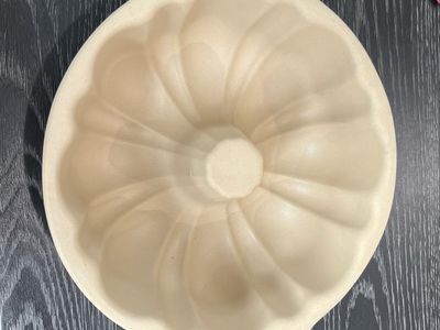 Pampered Chef Stoneware Fluted Bundt Pan - Beige Baking Mold