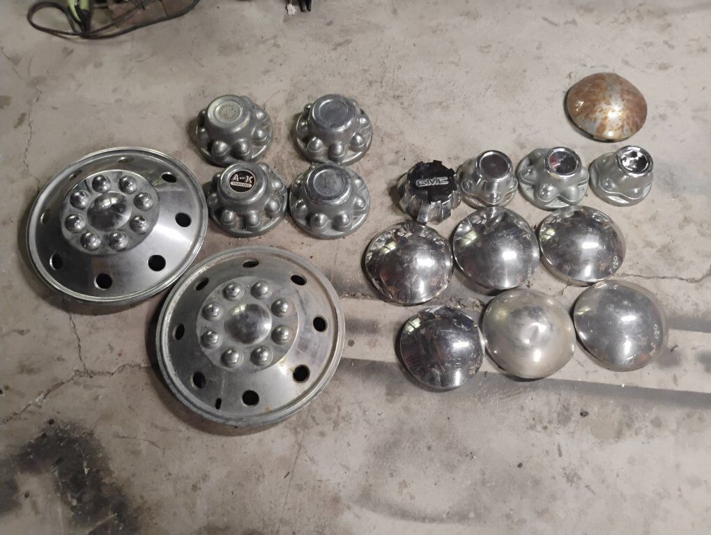 miscellaneous hubcaps