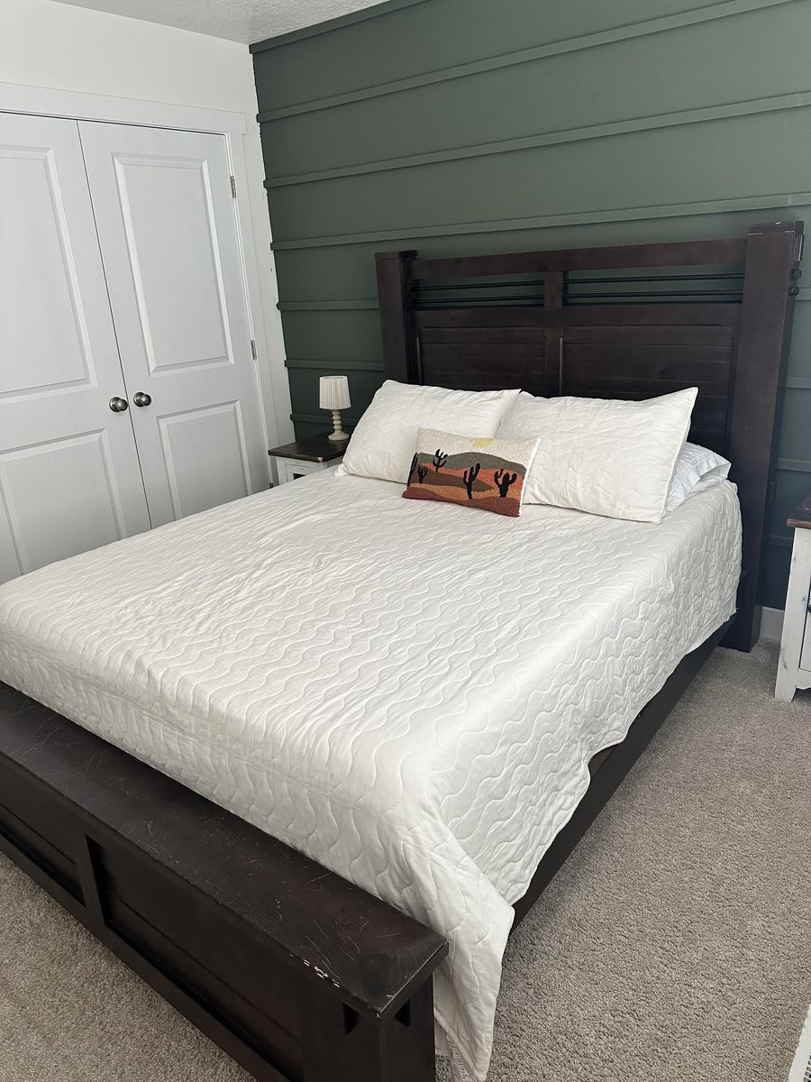 QueenSize dark Wood Bed Set