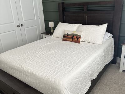 QueenSize dark Wood Bed Set