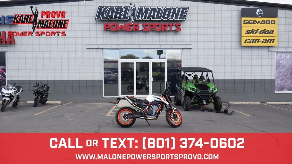 2021 KTM 890 Duke R - UK05944-C