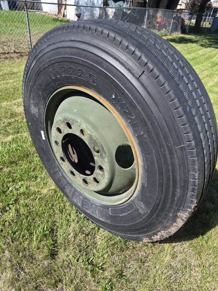 11r 22.5 Semi Tire Mounted On 10 Lug Budd Wheel