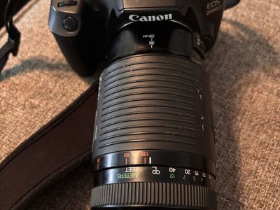 Canon Eos 2000d Dslr Camera W/ 28-300mm Lens