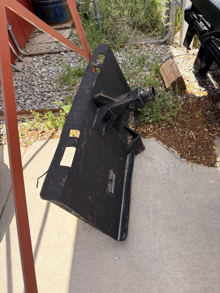 Skidsteer quickconnect trailer hitch attachment