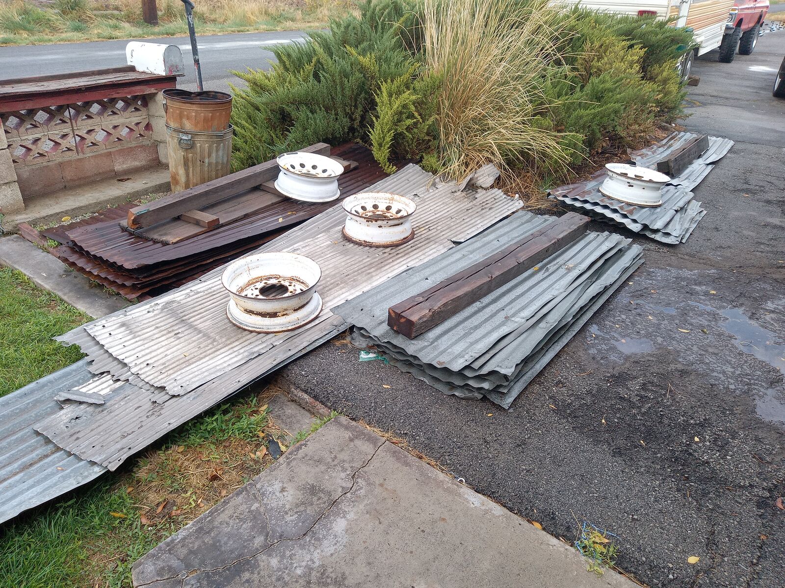 New and used Galvanized tin roof sheets. Rustic
