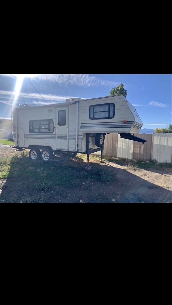 1993 Salem 22’ 5th Wheel – Ready to Camp!