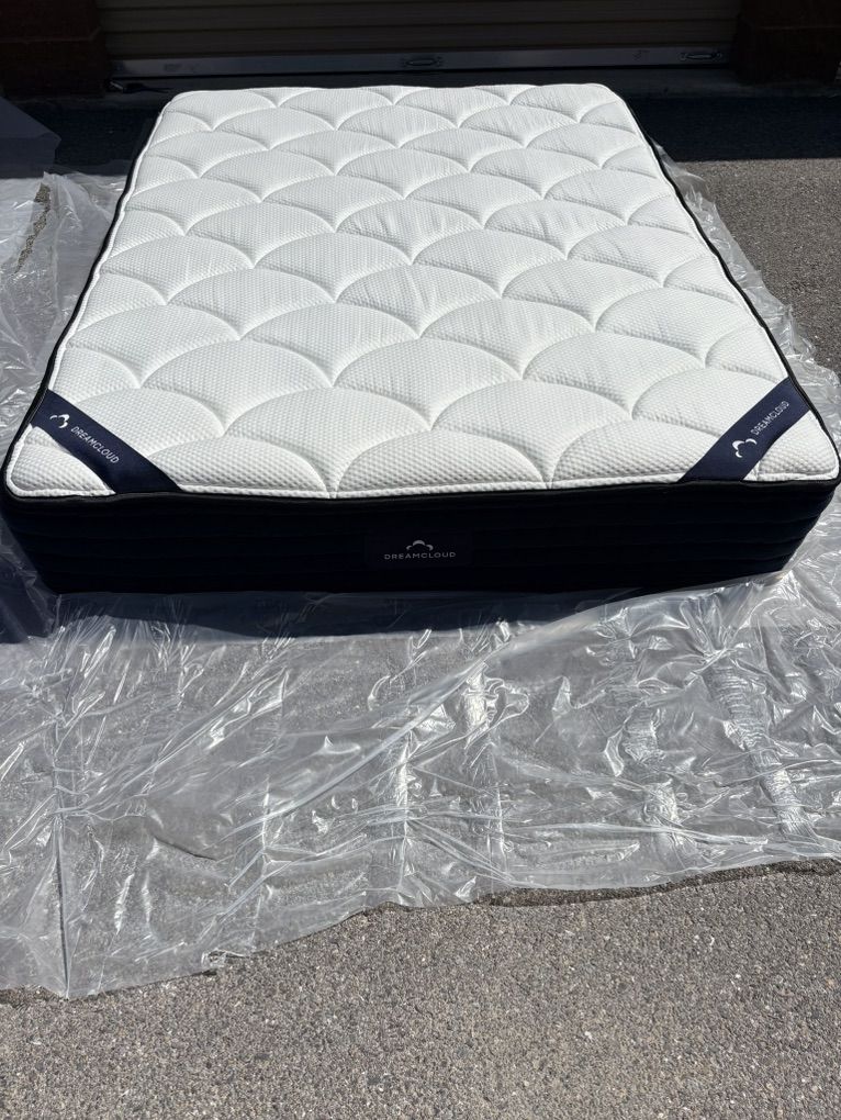 DreamCloud Hybrid Queen Mattress