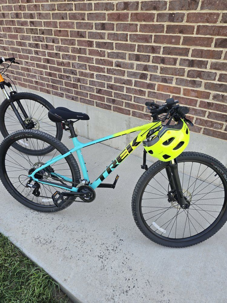 Trek Marlin 5 Mountain Bike 29" (M/L frame) Hardtail, All-Terrain,