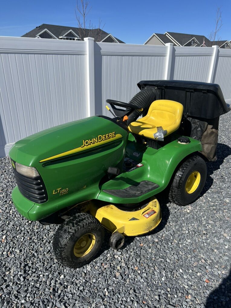John Deere Riding Lawn Mower With Bagger