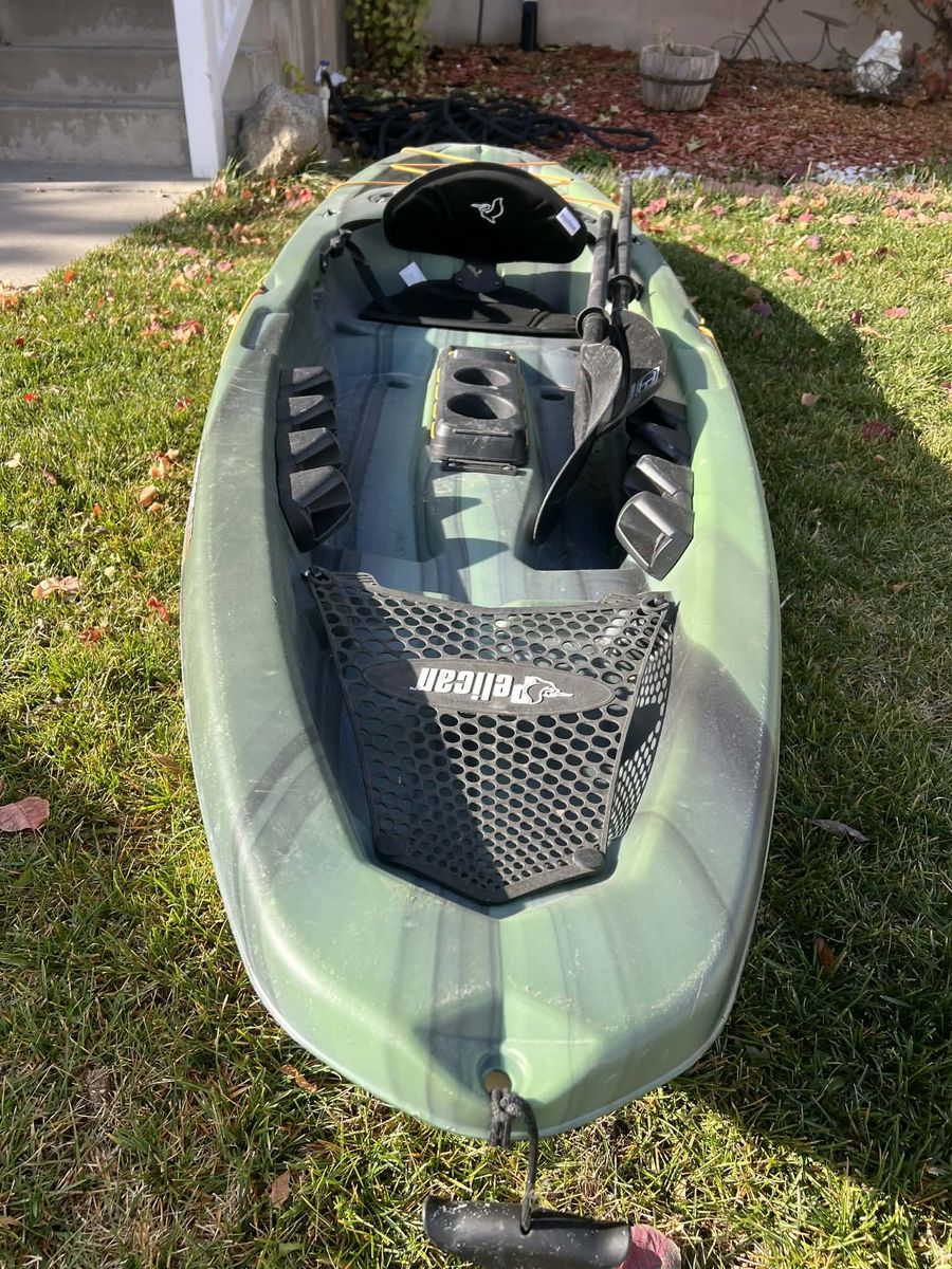 Pelican Motion 100X Sit-In Kayak – Paddle Included – Excellent Condition