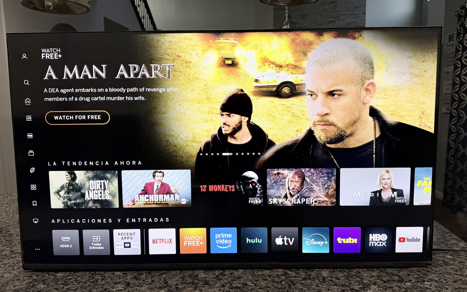 FOR SALE: 40" SMART TV IN EXCELLENT CONDITION!