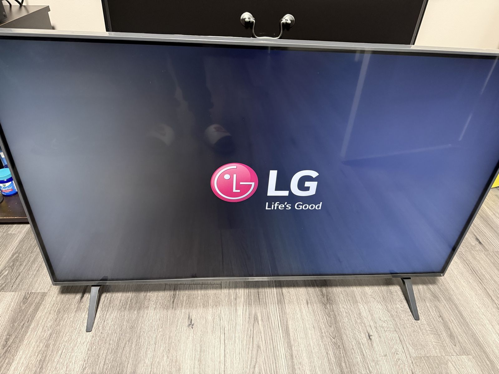 LG 4K UHD Smart TV 55-inch - Excellent Condition with Remote
