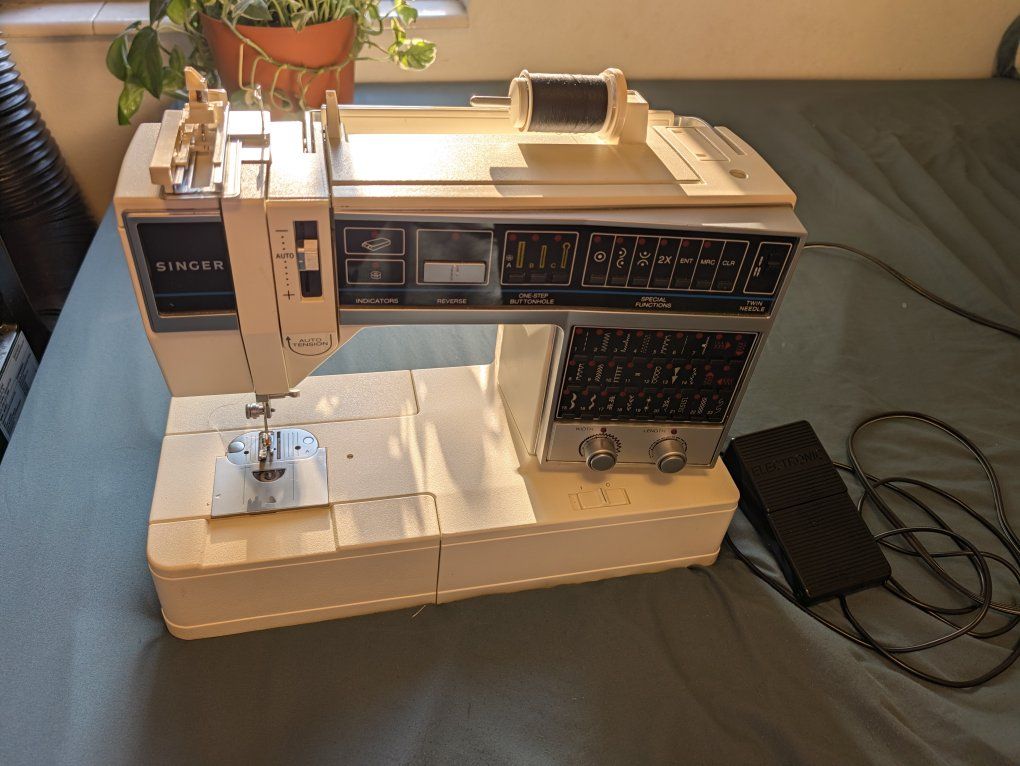 Singer Electronic Sewing Machine with Foot Pedal and Accessories