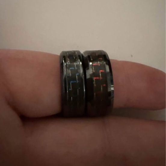 Set of men’s titanium and carbon fiber rings