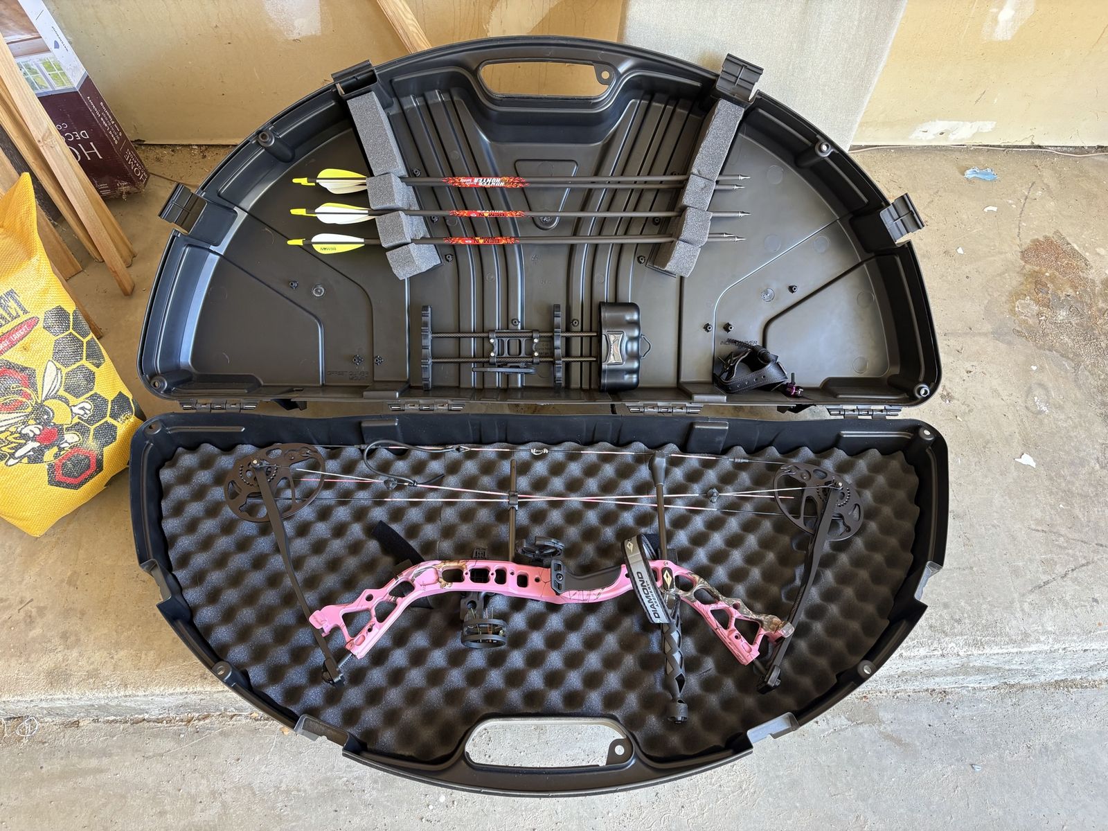 Diamond Archery Edge 320 Compound Bow - Pink Camo RAK Package - RH, Used Excellent Condition