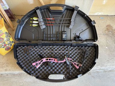 Diamond Archery Edge 320 Compound Bow - Pink Camo RAK Package - RH, Used Excellent Condition