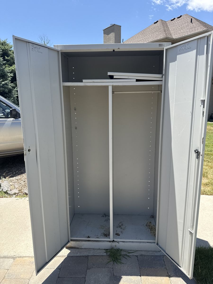Metal Cabinet w Shelves
