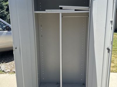 Metal Cabinet w Shelves
