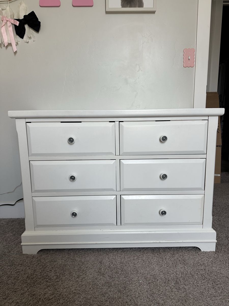 White 6-Drawer Dresser - Spacious Bedroom Storage Unit